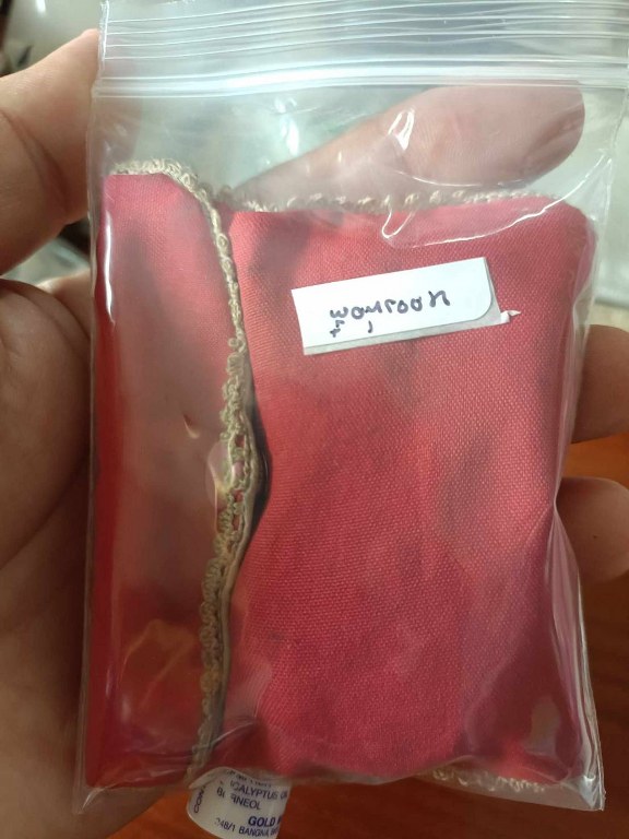 พระทันตธาตุ พระเกศา จีวร หลวงพ่อตี๋ วัดพรหมวิหาร อ.แม่สาย จ.เชียงราย เจ้าของเดิมชื่อลุงสงวน เคยเป็นคนขับรถหลวงพ่อตี๋ อยู่บ้านป่าเหมือด ต.แม่สาย อ.แม่สาย จ.เชียงราย เสียชีวิตเมื่อวันที่ 9 มีนาคม 2558 อายุ 78 ปี ได้มาจากพี่พร อายุ 47 ปี ลูกสาวลุงสงวน