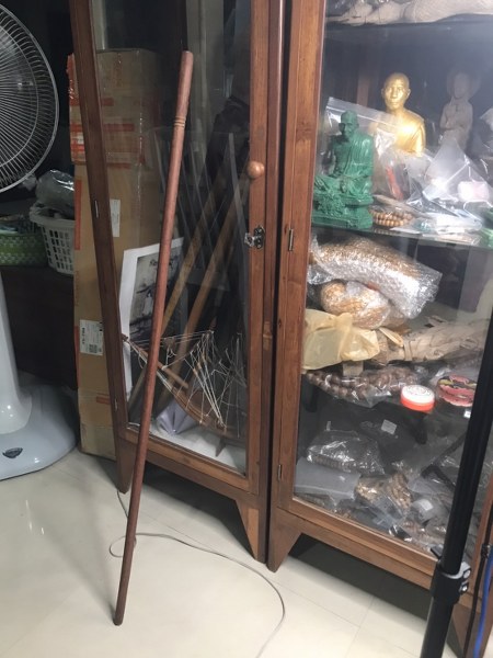 ไม้เท้าหลวงปู่ครูบาชัยยะวงศาเล่มนี้ จากคำบอกเล่าของหนานดิ๊วา และแต่ก่อนเป็นพระบวชที่วัดห้วยต้ม ว่าไม่เท้าเล่มนี้แต่เดิมมี ๒ เล่มที่ได้มาจากหนานบัญชาซึ่งอยู่ใกล้ชิดหลวงปู่ฯ (ตอนนี้ท่านเสียชีวิตแล้ว) ตั้งแต่ปี ๒๕๔๐- ๒๕๔๑ โดยแบ่งกับเพื่อนชื่อน้อยณรงค์คนละเล่