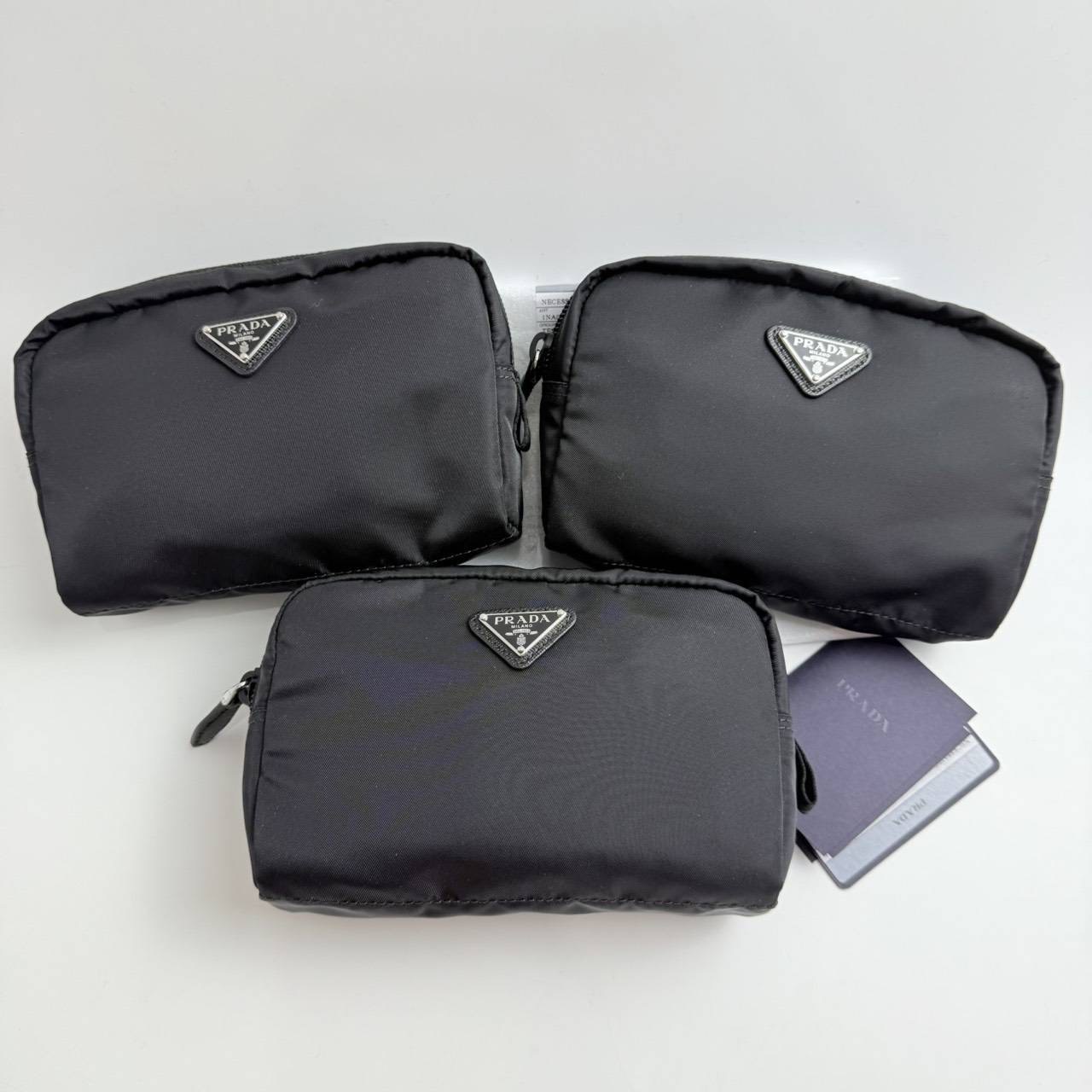 New Prada Pouch ใส่ IP pro max ได้ค่ะ (sz.7*5*2”) Free📍 สายเสริมโซ่ หรือสายหนัง ✨อุปกรณ์. การ์ด โฟมคลุม ถุงกระดาษ rec.copy 2/25