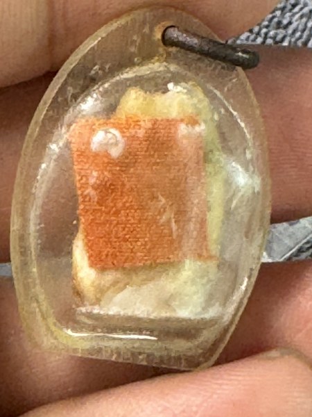 พระทันตธาตุ ครูบาสุข วัดโพธิบุปผาราม จ.แพร่ ผมได้พระทันตธาตุครูบาต่าง ๆ มาจากคุณปู่เสน่ห์ อายุ 83 ปี อดีตรับราชการครู เป็นครู และเป็น ผ.อ. ในโรงเรียนหลายจังหวัดในภาคเหนือตอนล่าง และตอนบน ปลดเกษียณมาแล้ว 23 ปี (บันทึก พ.ศ. 2567)