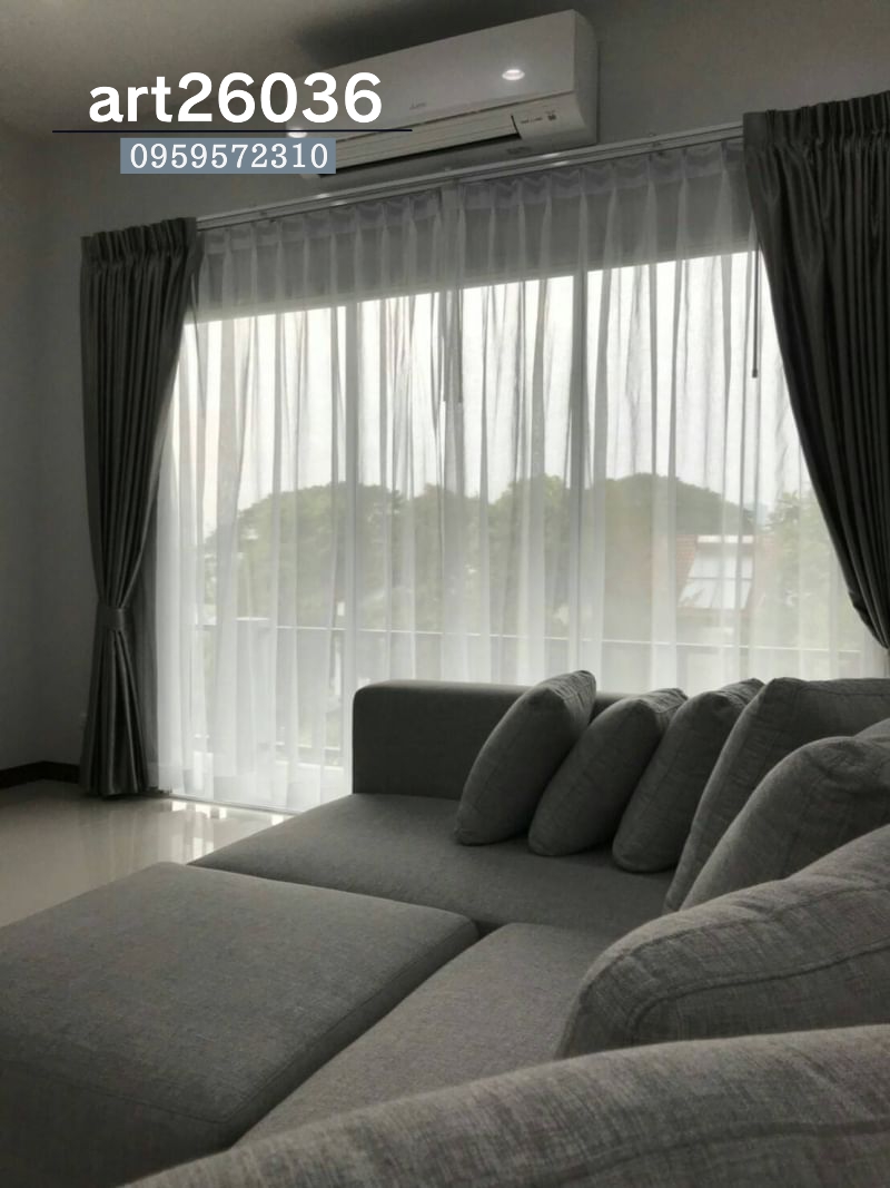 ผ้าม่านจีบโทนสีเทาเข้ม มีผ้าม่านโปร่งแสงด้านใน