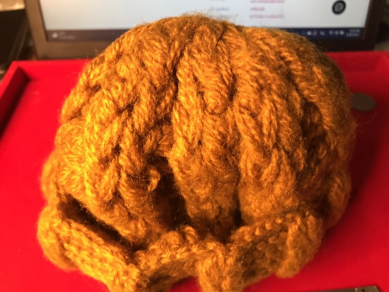 หมวกนี้ได้มาจากคุณลุงพิษณุ ฤทัยรัตน์เจริญ ปัจจุบัยอายุกว่า ๖๐ ปีแล้ว เป็นชาวกะเหรี่ยงชาวห้วยต้ม หลวงปู่ได้ให้หมวกนี้แก่คุณลุงเมื่อคราวเดินทางไปเชียงราย