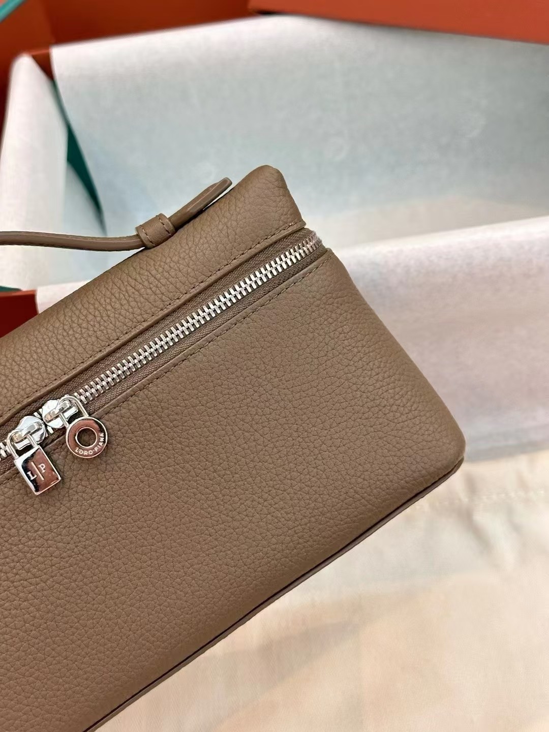 [Pre-order] Loro Piana รุ่น L19 Extra Pocket Pouch Classic Gray Calfskin งานเกรดคุณภาพเทียบแท้ VIP QUALITY