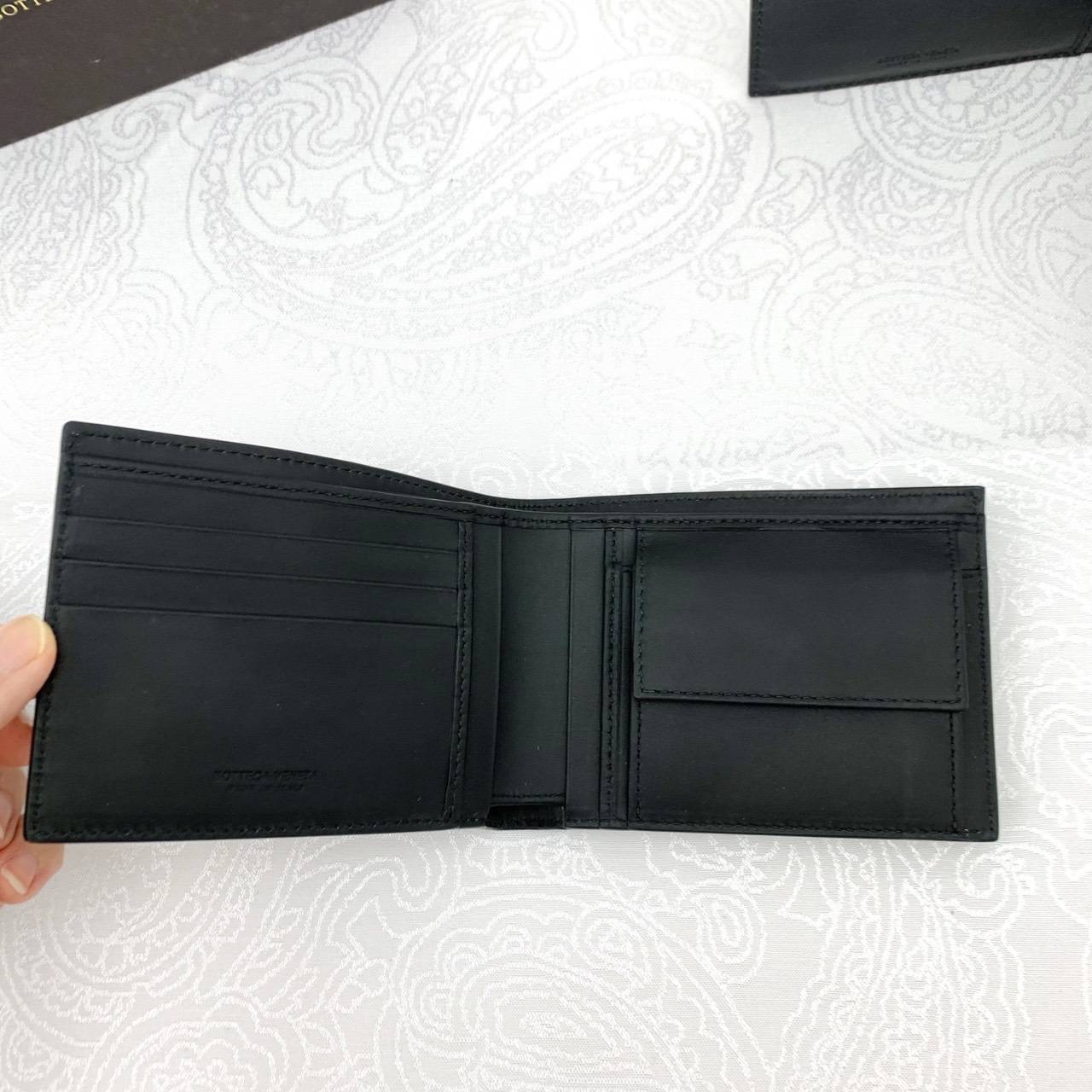 รุ่นใส่เหรียญ New Bottega Veneta Men wallet w/ coin pocket รุ่นใส่เหรียญ, 3 cards Color: Black อุปกรณ์ถุงผ้า แคร์การด กล่องscreen copy rec