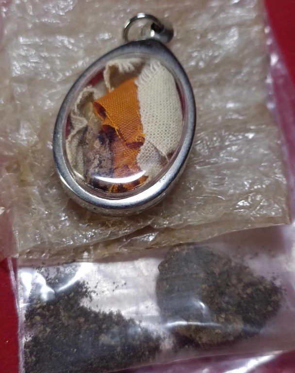 พระทันตธาตุครูบาเมือง วัดท่าแหน จ.ลำปาง พระทันตธาตุ ครูบาเมืององค์นี้ได้มาจากคุณลุงประเสริฐ อายุ 82 ปี ปัจจุบันยังมีชีวิตอยู่ (พ.ศ.2567) คุณลุงประเสริฐท่านเคยเป็นครูสอนในจังหวัดลำปาง ท่านสอนและย้ายโรงเรียน หลายที่ในจังหวัดลำปาง