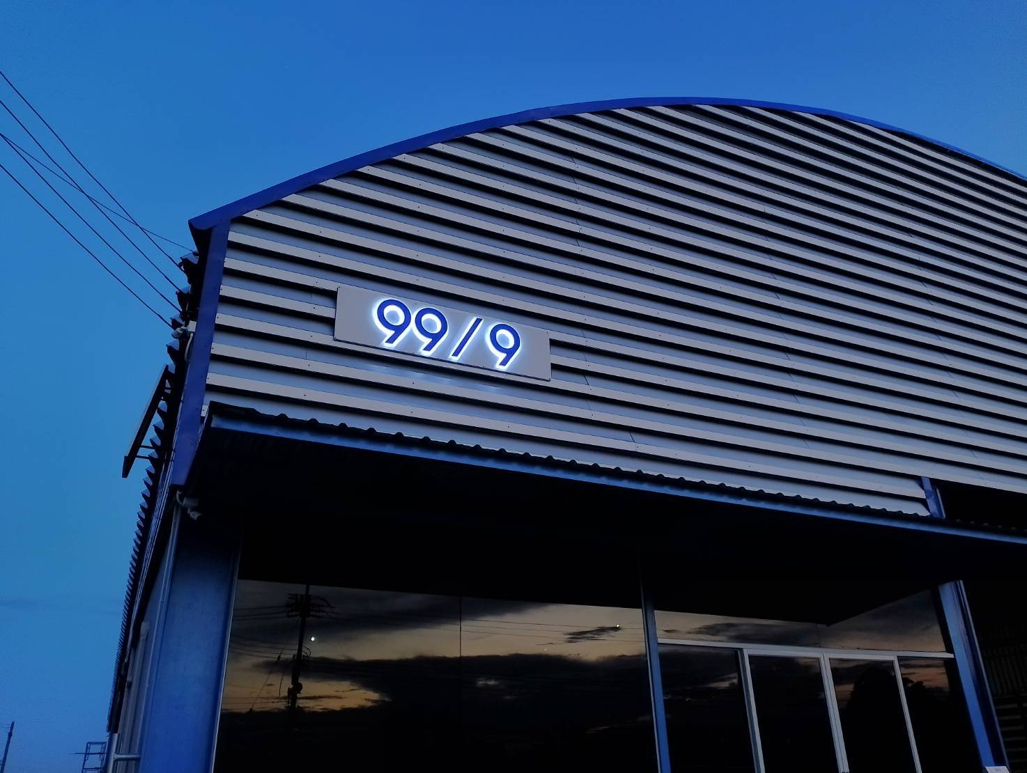 #งานติดตั้งป้ายอักษรสแตนเลสแฮร์ไลน์ทำสียกขอบ #ป้ายไฟโซล่าเซลล์ #คอมโพสิตสีขาวรองหลัง #ป้ายบ้านเลขที่