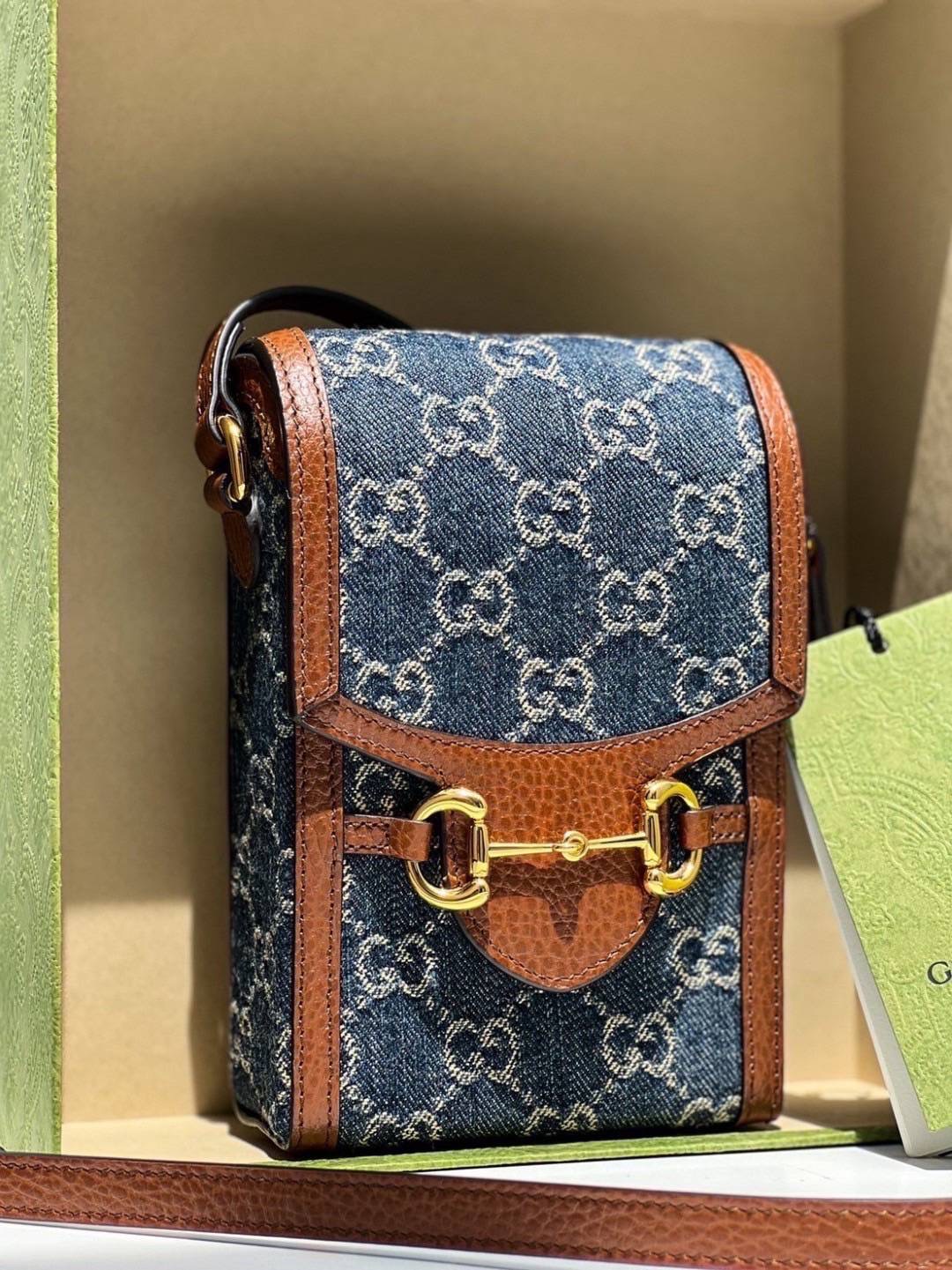New Gucci horsebit 1955 mini bag in blue denim กระเป๋าไซส์มินิรุ่น Horsebit 1955 ขนาด 4.5″W x 6.7″H x 1.6″D เดนิมสีน้ำเงินลาย GG supreme