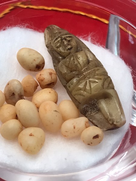 พระทันตธาตุหลวงปู่ครูบาชัยยะวงศา แกะเป็นรูปพระพุทธรูป พร้อมกับพระธาตุข้าวบิณฑ์