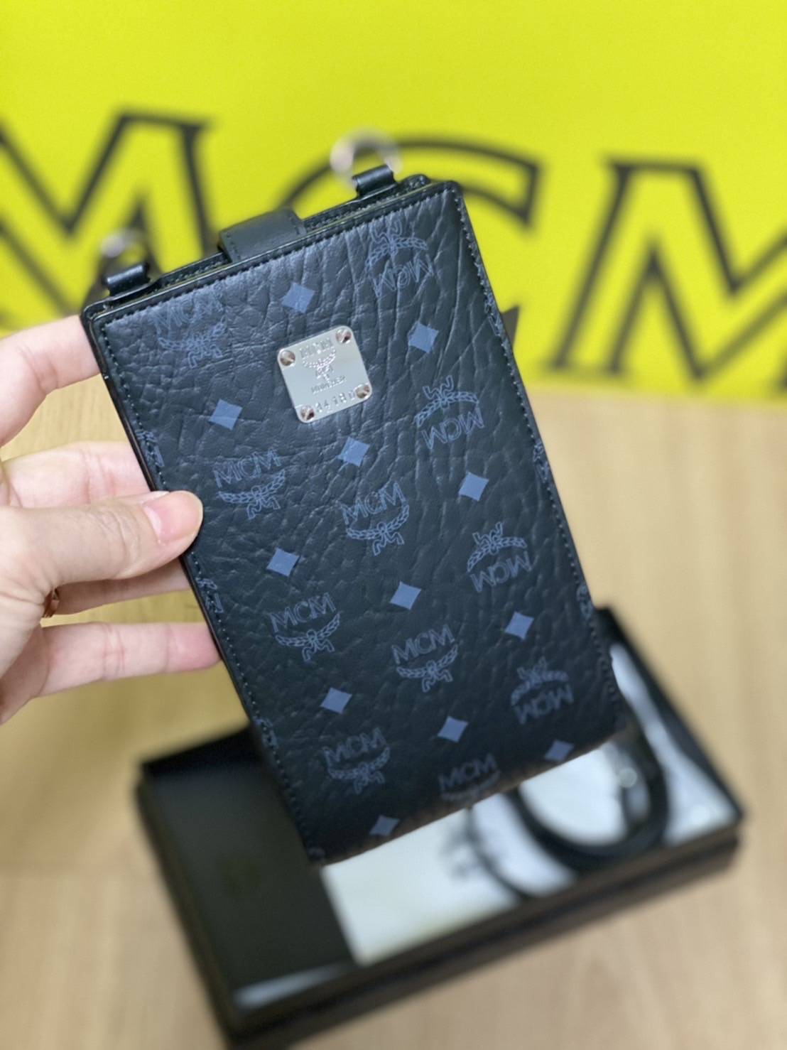 New Mcm phone bag crossbody สีดำ