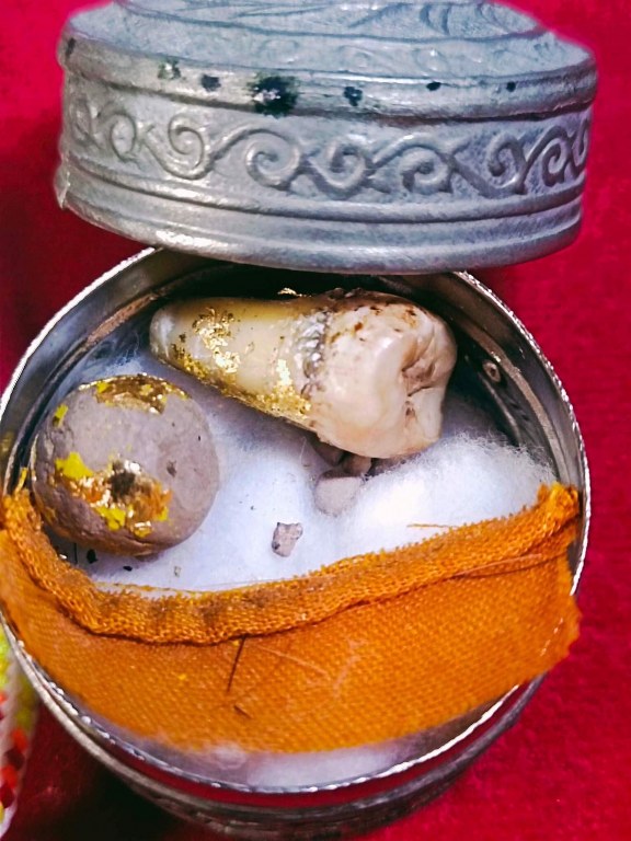 พระทันตธาตุ ครูบาสิทธิ วัดปางต้นเดื่อ อ.แม่อาย จ.เชียงใหม่ เจ้าของเดิมชื่อคุณบอม เคยเป็นเภสัชโรงพยาบาลสันทราย จ.เชียงใหม่ ปัจจุบันอายุ 47 ปี (บันทึก พ.ศ.2566) เคยเป็นศิษย์และนับถือครูบาสิทธิตั้งแต่ปี 2549 - 2555 จนครูบาสิทธิท่านมรณภาพ