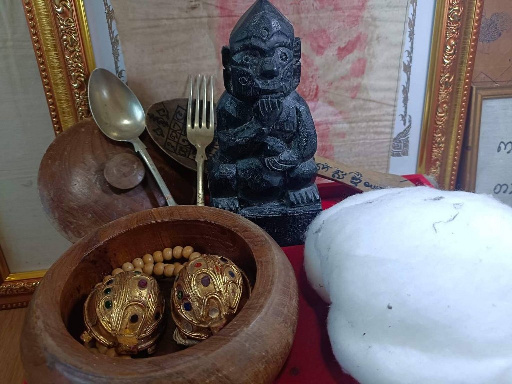 ตลับไม้มีรอยจารมือ เต่าไม้จำนวน ๒ องค์ และประคำลูกหวาย ของครูบาวงศ์ชุดนี้ได้มาจากพระอาจารย์แก้ว ท่านเป็นพระวัดพระพุทธบาทห้วยต้มมาก่อน ปัจจุบันนี้ท่านอยู่ที่สำนักสงฆ์แห่งหนึ่งที่ อ.เถิน มีพระอยู่ ๒-๓ รูปและเณรอีก ๒-๓ รูป สำนักสงฆ์นี้น่าจะยังไม่มีชื่อเรียก