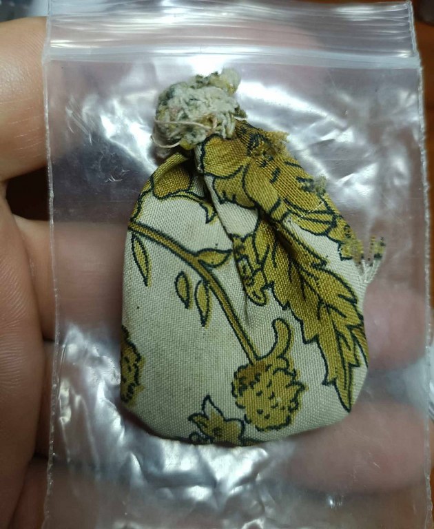 พระทันตธาตุครูบาก้อน วัดแม่พริกบน อ.แม่พริก จ.ลำปาง ได้มาจากหนานกุ้ง ลูกพ่อหนานหล้า พ่อหนานหล้าเคยบวชที่วัดแม่พริก ตั้งแต่ปี 2510- 2532 เมื่อสึกออกมาก็ทำสวน ค้าข้าวสารใน ต.แม่พริก อายุ 78 ปี ส่วนหนานกุ้งผู้เป็นลูกชายอายุ 37 ปี ได้มาเมื่อราว ๆ ปี 2530