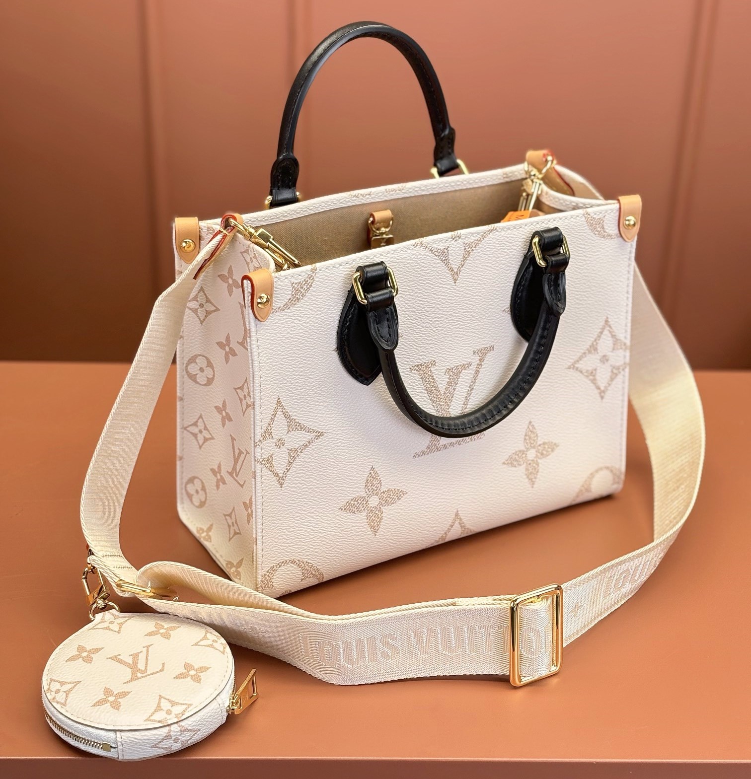 [Pre-order]กระเป๋า Tote bag Louis Vuitton OnTheGo PM M24533 Cream งานคุณภาพที่ดีที่สุด