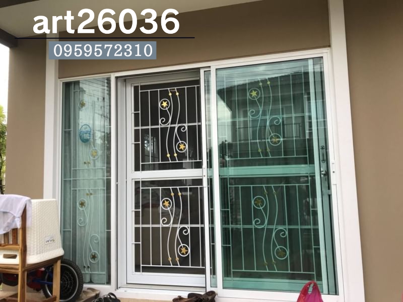 เหล็กดัดพร้อมมุ้งลวด ลายดาว กระจกบานเลื่อน