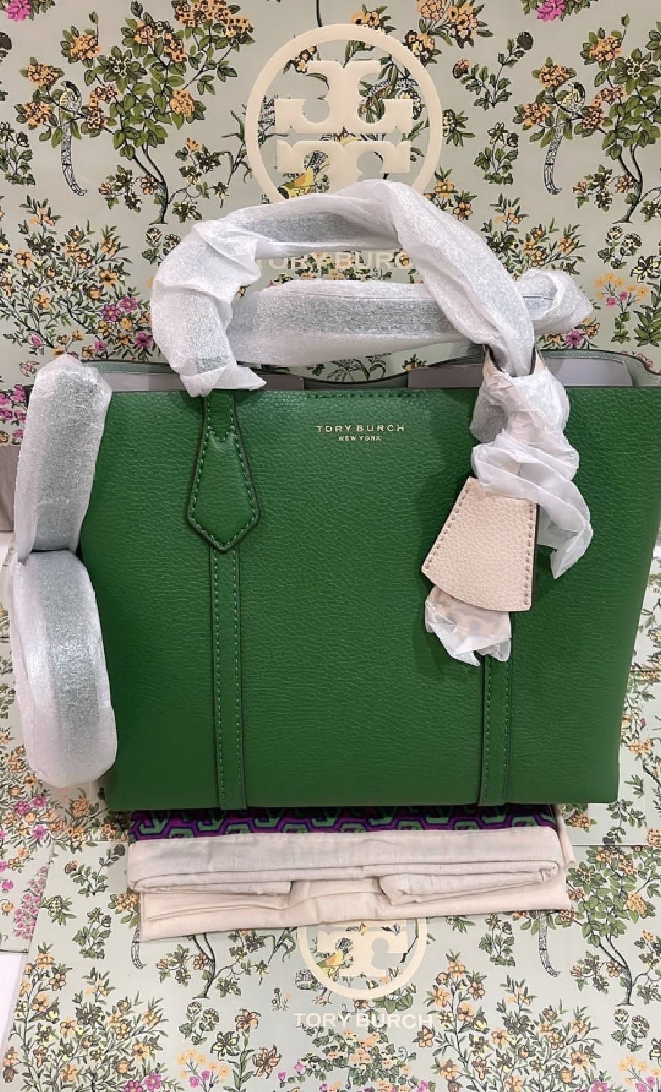 พร้อมส่ง งานช็อป New Tory Burch Perry Small Tripple Compartment Tote สีเขียว Arugula สวยรับทรัพย์สุดปังปุริเย่มากๆ มีสายยาว Crossbody ได้ คุ้มสุดๆ จัดด่วนๆค่า