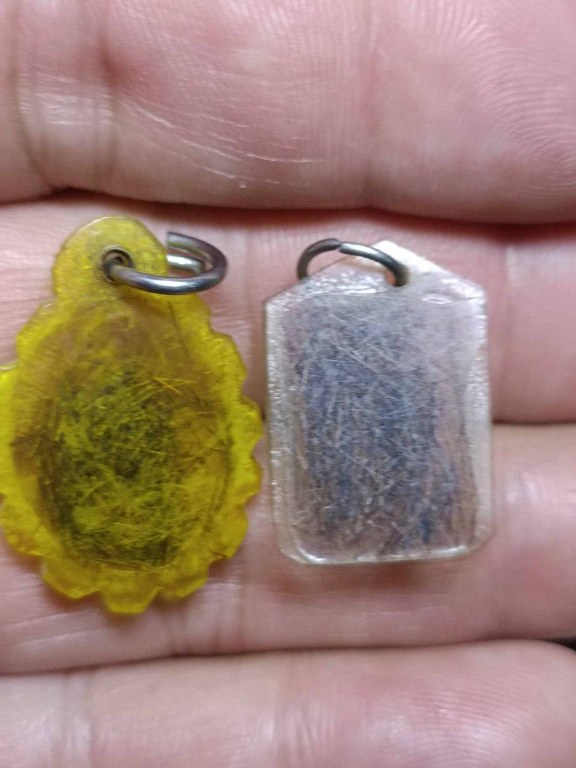 พระเกศาครูบาเจ้าศรีวิชัย และครูบาเจ้าอภิชัยขาวปี จ.ลำพูน จำนวน 5 เลี่ยมนี้ ได้มาจาก ร.ต.ต. ประดิษฐ์ อดีตนายตำรวจบ้านโฮ่ง จ.ลำพูน พระเกศาจำนวน 5 เลี่ยม ลุงประดิษฐ ์ได้มาจากผู้เฒ่าท่านหนึ่งในบ้านปวง อ.ลี้ เมื่อสมัย 30 ปีก่อน ราว ๆ พ.ศ.2532