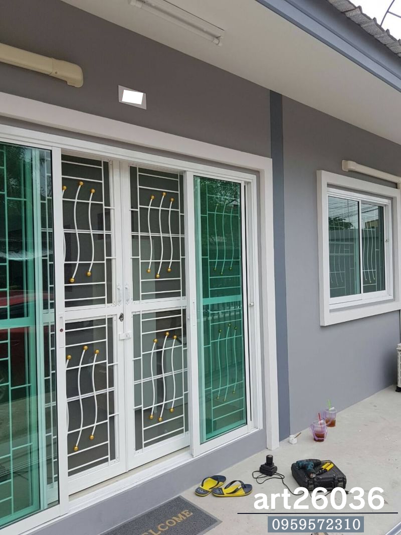 เหล็กดัดพร้อมมุ้งลวด กระจกสีบานเลื่อน