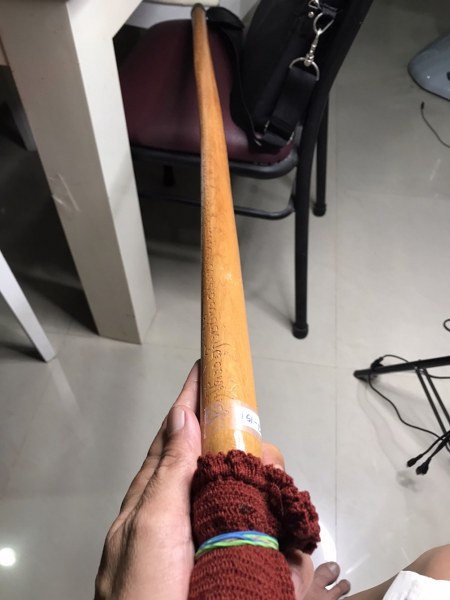 ไม้เท้าหลวงปู่ครูบาชัยยะวงศา วัดพระพุทธบาทห้วยต้ม จารตลอดด้าม ด้ามนี้ได้มาจากคุณลุงพิษณุฯ ชาวกะเหรี่ยงชาวห้วยต้ม คุณลุงได้มาเมื่อตอนอยู่ที่กุฏิกับหลวงปู่ จำปีไม่ได้ ผมได้เช่าวัตถุมงคลหลายอย่างมาจากคุณลุง