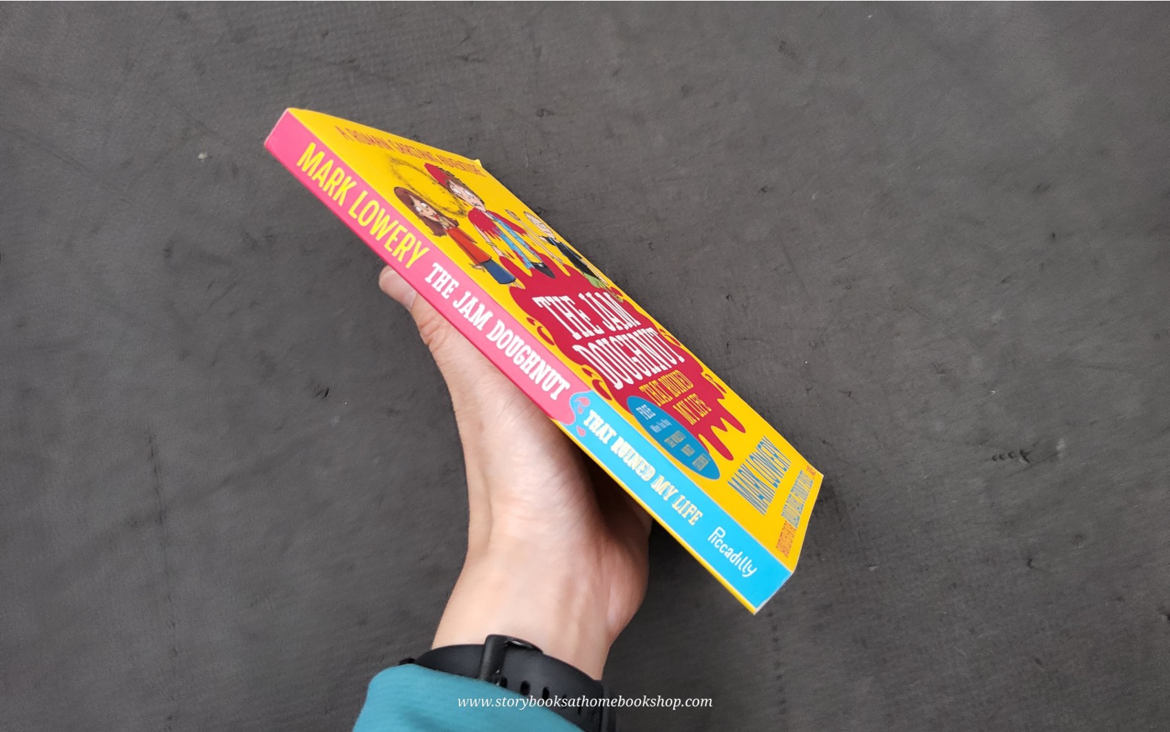 วรรณกรรมเยาวชน ** **หนังสือนิทานปกอ่อน** 🍅🍅THE JAM DOUGHNUT THAT RUINED MY LIFE BY MAKE LOWERY