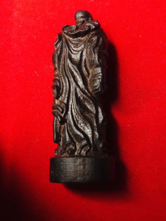 ท่านกวนอู ไม้แกะ มีรอยจาร เนื้อไม้มีสีดำ น้ำหนักไม่มากนัก ได้มาจากอดีตพระวัดพระพุทธบาทห้วยต้ม ชื่อพระจอดี้ เคยรับใช้ครูบาวงศ์ราว ๆ ปี 2537-2543 ท่านเล่าว่าท่านได้มาประมาณปี 2538 ช่างไทยใหญ่แกะถวายให้ครูบาวงศ์เสก เพื่อบูชาติดตัวไปทำงานที่อื่น