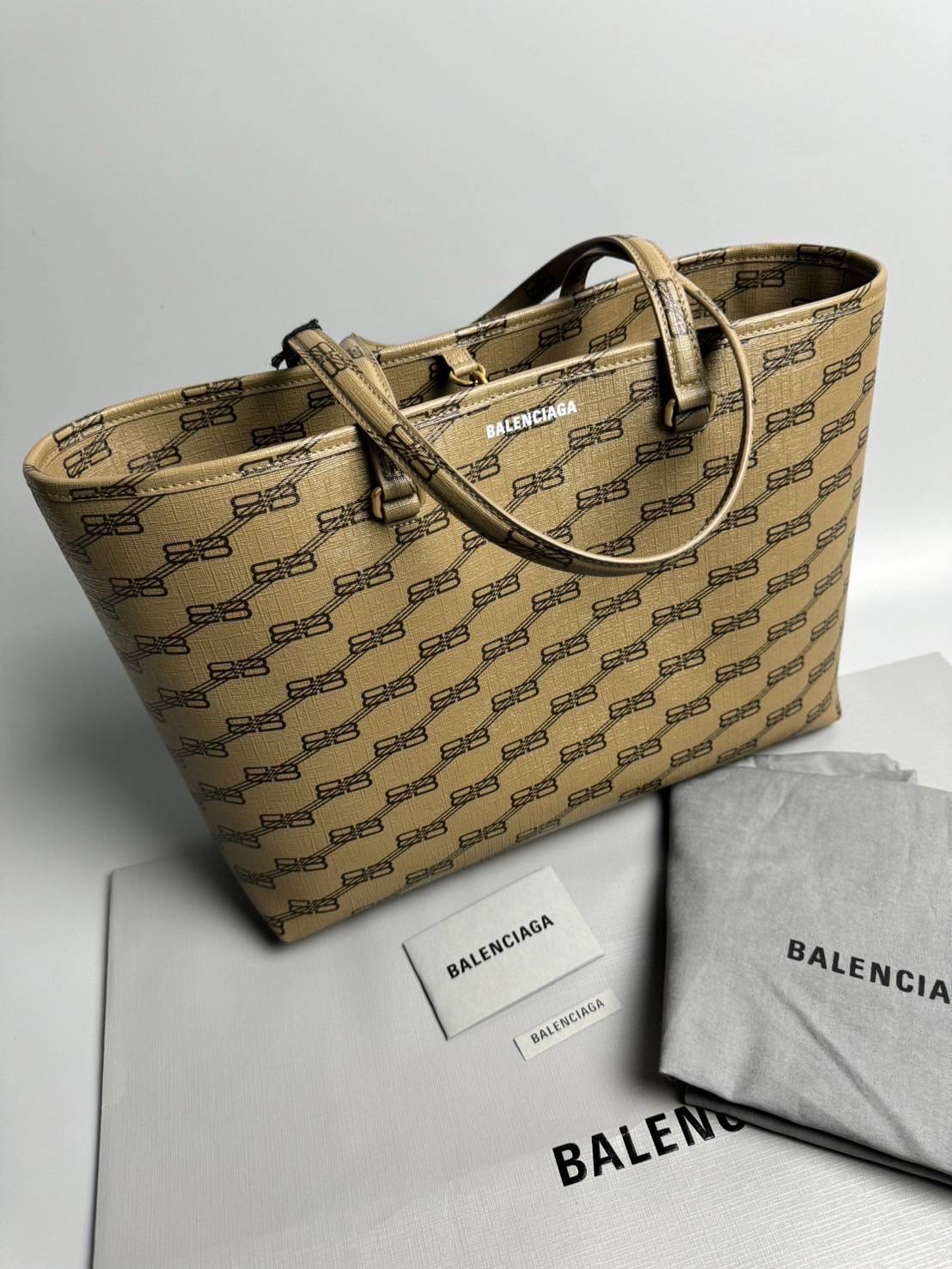 New Balenciaga tote Size 15 x 10.5 นิ้ว
