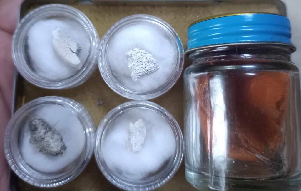 อัฐิธาตุ หลวงปู่สิม วัดถ้ำผาปล่อง อ.เชียงดาว จ.เชียงใหม่ ได้มาจากพ่ออาคม อายุ 82 ปี เคยเป็นตำรวจ อ.แม่แตง จ.เชียงใหม่่ เคยเป็นลูกศิษย์หลวงปู่สิม ปัจจุบัน (พ.ศ.2567) บ้านอยู่อำเภอพร้าว จ.เชียงใหม่