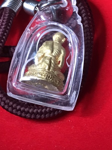 รูปหล่อหลวงปู่ครูบาชัยยะวงศา วัดพระะพุทธบาทห้วยต้ม พร้อมเลี่ยมและเชือกจากวัด เมื่อตอนเช่ามา ทางวัดติดป้ายไว้ว่า ปี ๒๕๒๕ แต่ผมว่าน่าจะเป็นปี ๒๕๓๕ มากกว่าครับ