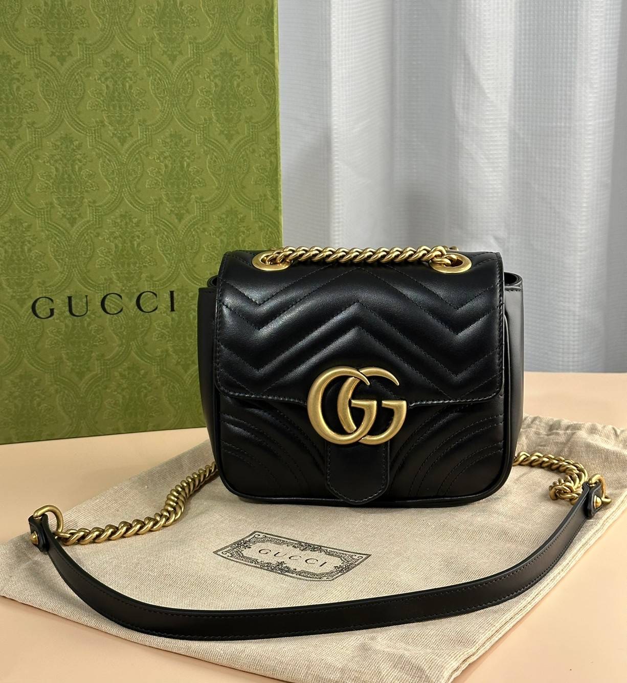 รุ่นใหม่ล่าสุดNew Gucci Marmont mini shoulder bag / new size สะพาย ได้ (2) แบบ / สายเดี่ยว สายคู่ size: W18cm x H15cm x D8cm อุปกรณ์ การ์ด/ ถุงผ้า/ ถุงกระดาษ /copyบิล 2023