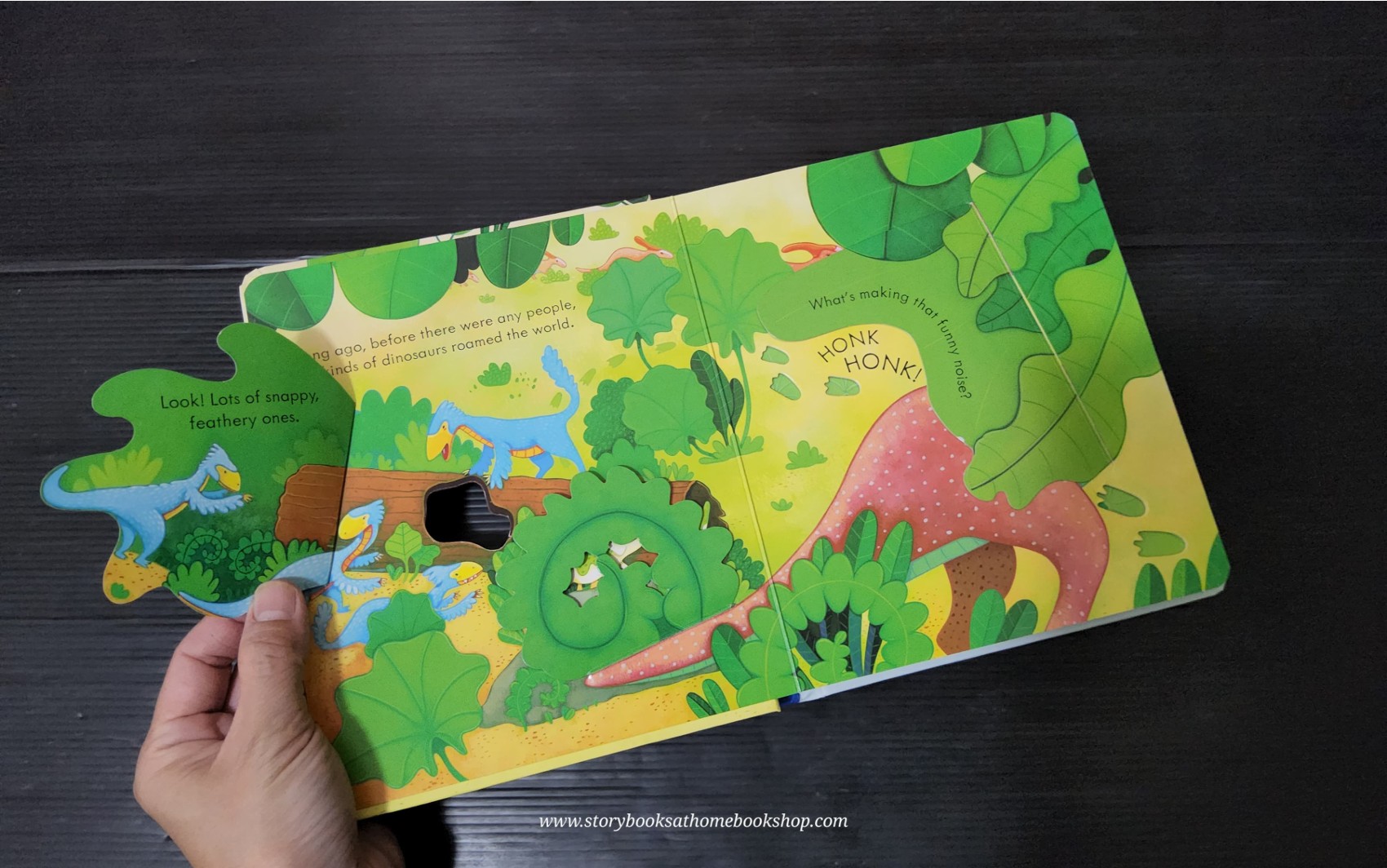 PEEP AND FLAP BOARD BOOK ** ð
ð
USBORNE PEEP INSIDE DINOSAURS