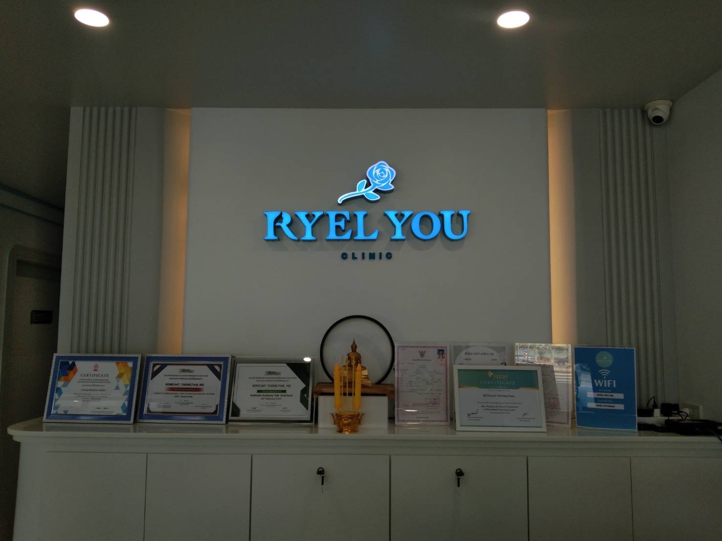 งานผลิตติดตั้ง ป้ายอักษรไฟออกหน้าไร้คิ้ว ป้ายไฟร้านCLINIC ป้ายขอนแก่น