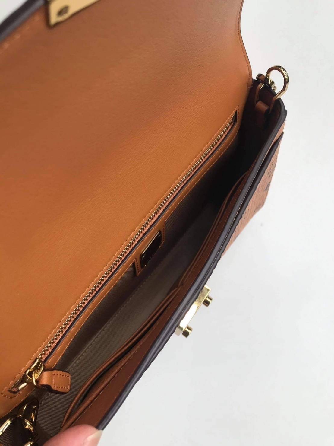 NEW MCM Millie crossbody Sz.9"L x 1.75"W x 5.5"H อุปกรณ์ถุงผ้า/การ์ดเปล่า