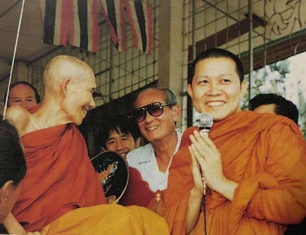 ท้าวเวสสุวัณ รุ่นเสริมบารมี เนื้อเงิน ตะบองเงินตะกรุดจารมือ เจ้าคุณธงชัยฯ วัดไตรมิตร (ลูกศิษย์หลวงพ่อเกษมฯ ท่านนัับถือหลวงพ่อเกษมฯ มาก โดยหลวงพ่อเกษมฯ ได้เคยกล่าวกับคุณะศรัทธาว่า หากอยู่ลำปางให้มาหาเรา หากอยู่กรุงเทพ ให้ไปหาเจ้าคุณธงชัย