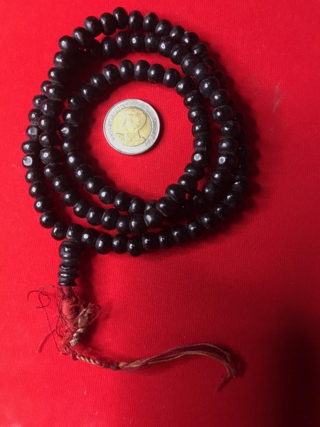 ประคำหลวงปู่ครูบาชุ่ม โพธิโก เส้นนี้ได้มาพร้อมกับทันตธาตุครูบาชุ่ม โพธิโก (๐๒-๐๕๓) และรูปถ่ายด้านหลังติดเกศาหลวงปู่ครูบาชุ่ม (๐๒-๐๕๔ ๐๒-๐๕๖ ๐๒-๐๕๗ ๐๒-๐๕๘) และตะกรุดหนังควาย (๐๒-๐๕๕) ได้มาจากคนรุ่นลูก ลูกศิษย์หลวงปู่ครูบาชัยยะวงศา อยู่ข้างวัดพระพุทธบาทห้วย