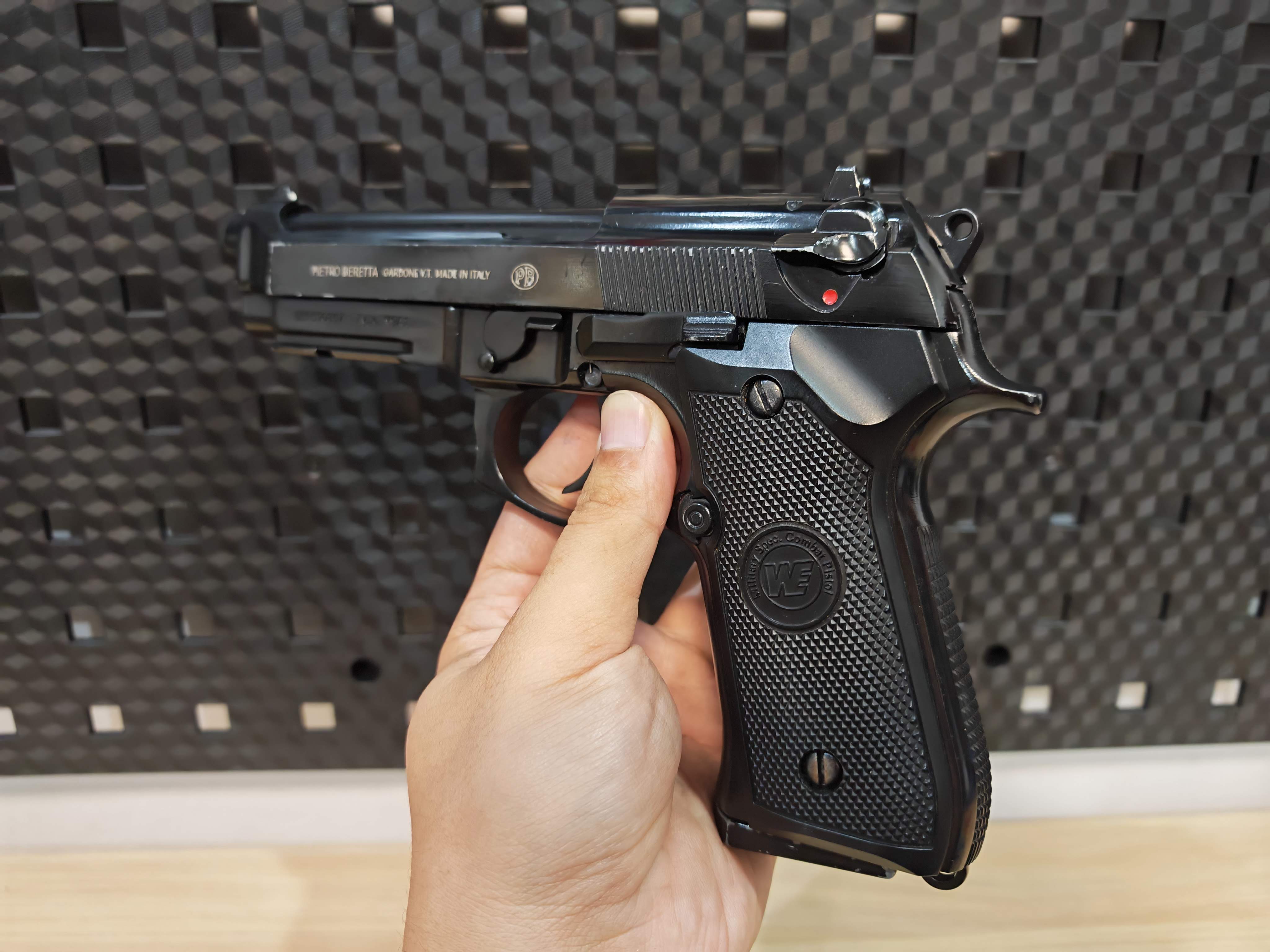 WE Beretta M9A1 โลหะทั้งตัว GBB ไต้หวัน BB Gun บีบีกัน แบบแก๊ส ปืนอัดลม มือสอง Airsoft Gun