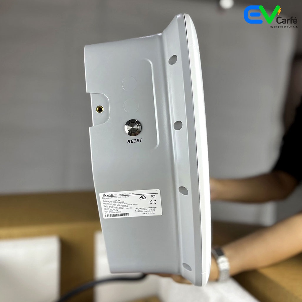 เครื่องชาร์จรถยนต์ไฟฟ้า เครืองชาร์จรถ EV เครื่อง Delta EV Charger AC Mini Plus ขนาด 7.4KW - 32A (1 Phase) ไม่รวมค่าติดตั้ง