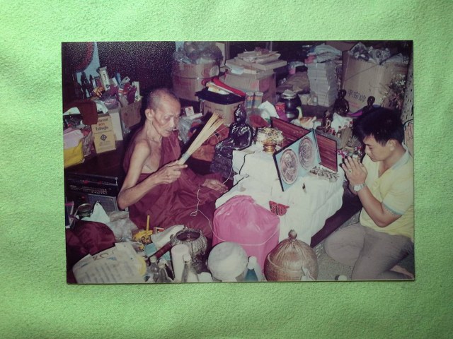 เหรียญ ร.5 หลังดวงมหาราช เนื้อทองแดง หลวงปู่บุดดาฯ เหรียญชุดนี้มี 4 เนื้อได้แก่ เนื้อทองแดง เนื้อทองผสม (เนื้อทองเหลือง) เนื้อนวโลหะ และเนื้อเงิน พ.ศ. 2533