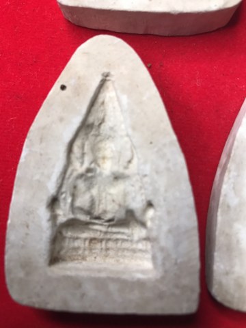 แม่พิพม์พระพุทธชินราช ได้มาจากคุณครูท่านหนึ่ง บอกว่าคุณพ่อได้มาจาก ท่่านที่เป็นคณะกรรมการวัด วัดป่าดอนมูล ใช้สำหรับปั๊มมวลสารชานหมากเกศา หลวงปู่คำแสน คุณาลังกาโร เพื่อแจกศรัทธา