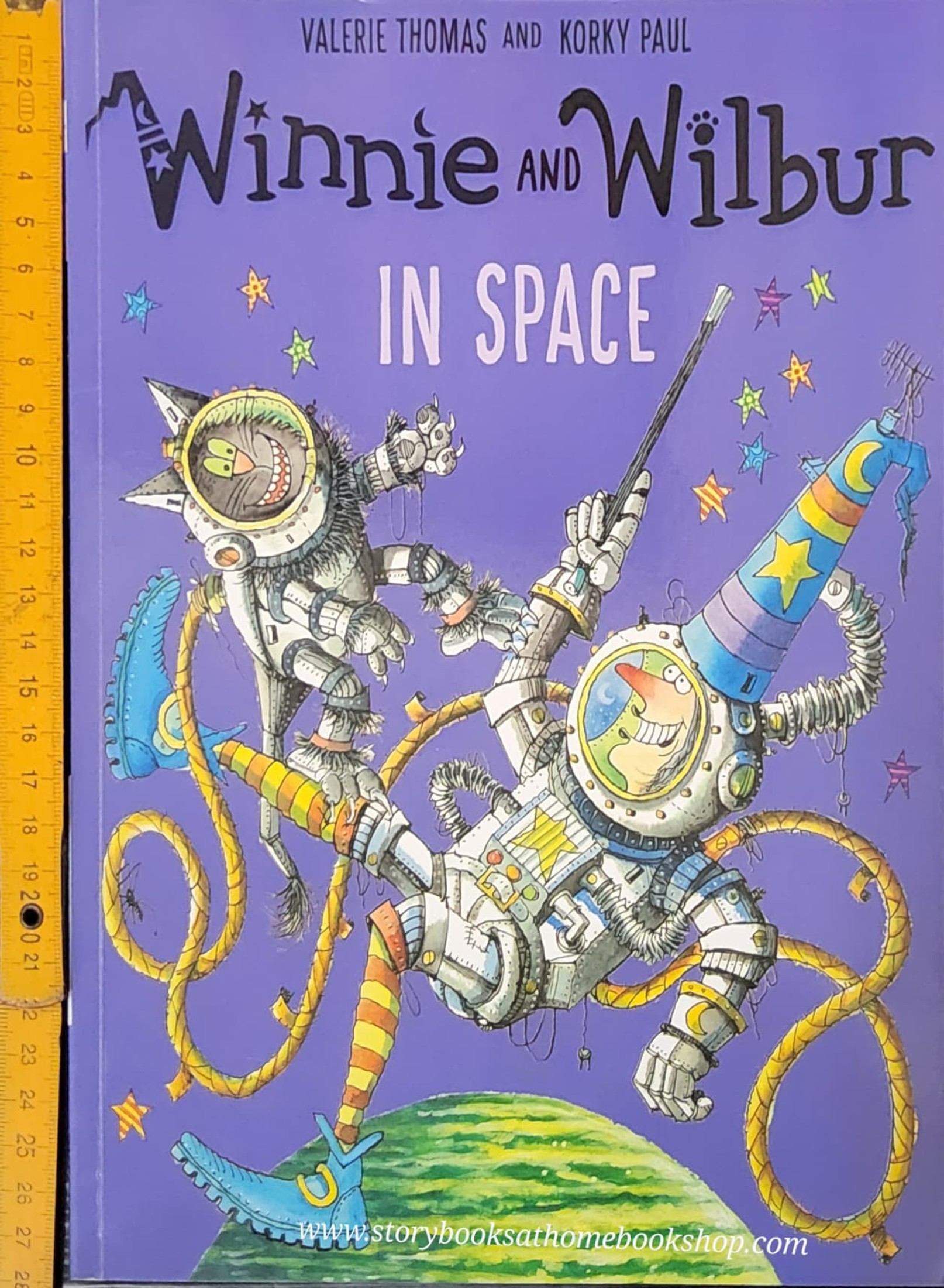 หนังสือนิทานปกอ่อน** 🍅WINNIE AND WILBUR IN SPACE by Valerie Thomas and Korky Paul