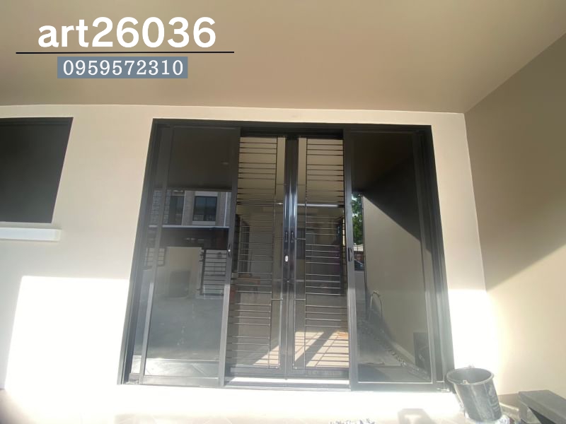 เหล็กดัดสีอบโทนสีดำ โมเดิร์น พร้อมมุ้งลวด ฟิล์มกระจกกันUV