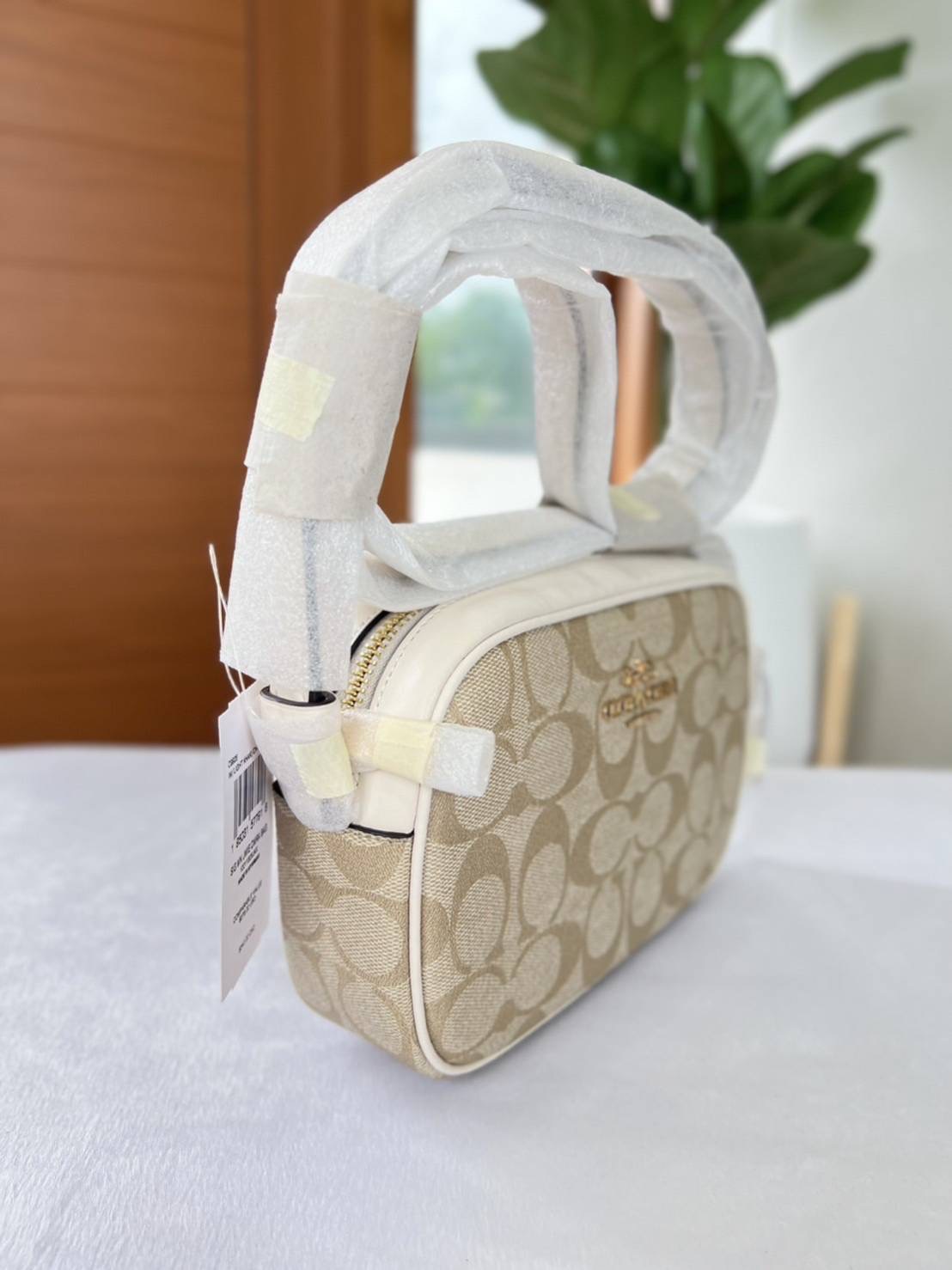New Coach Mini Jamie Camera Bag In Signature Canvas ขนาด 7 1/2" (L) x 5 1/4" (H) x 2 1/4" (W)