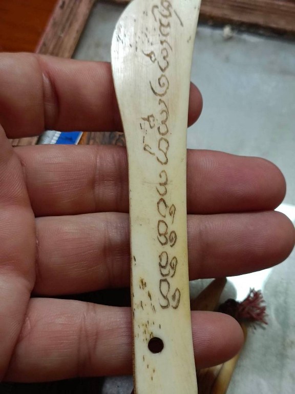 หินเสก (ปฐวีธาตุ) จารมือครูบาวงศ์ มีดหมอพญาไม้ มีดหมอกระดูกช้าง มีดแหก 2 เล่ม และแผ่นเงินจาร ครูบาชัยยะวงศาท่านใช้ ชุดนี้ได้ได้มาจากพ่ออุ๋ยหนานจรูญ กะเหรี่ยงอายุ 8x กว่าปี พ่ออุ๋ยหนานจรูญเดิมอยู่ห้วยต้ม ปัจจุบันย้ายไปอยู่ที่บ้านแม่เทย อ.ลี้ จ.ลำพูน