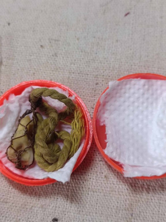 พระทันตธาตุหลวงปู่หลวง กตปุญโญ วัดสามัคคีบุญญาราม (วัดคีรีสุบรรพต) ต.พระบาท อ.เมือง จ.ลำปาง พระทัตธาตุหลวงปู่หลวง ได้จาก อ.ส. คมสันต์ ปัจจุบันอายุ 62 ปี (บันทึก พ.ศ.2566) อ.ส.คมสันต์เคยเป็นศิษย์รับใช้หลวงปู่หลวง ยามว่างจากราชการก็มาขับรถให้หลวงปู่