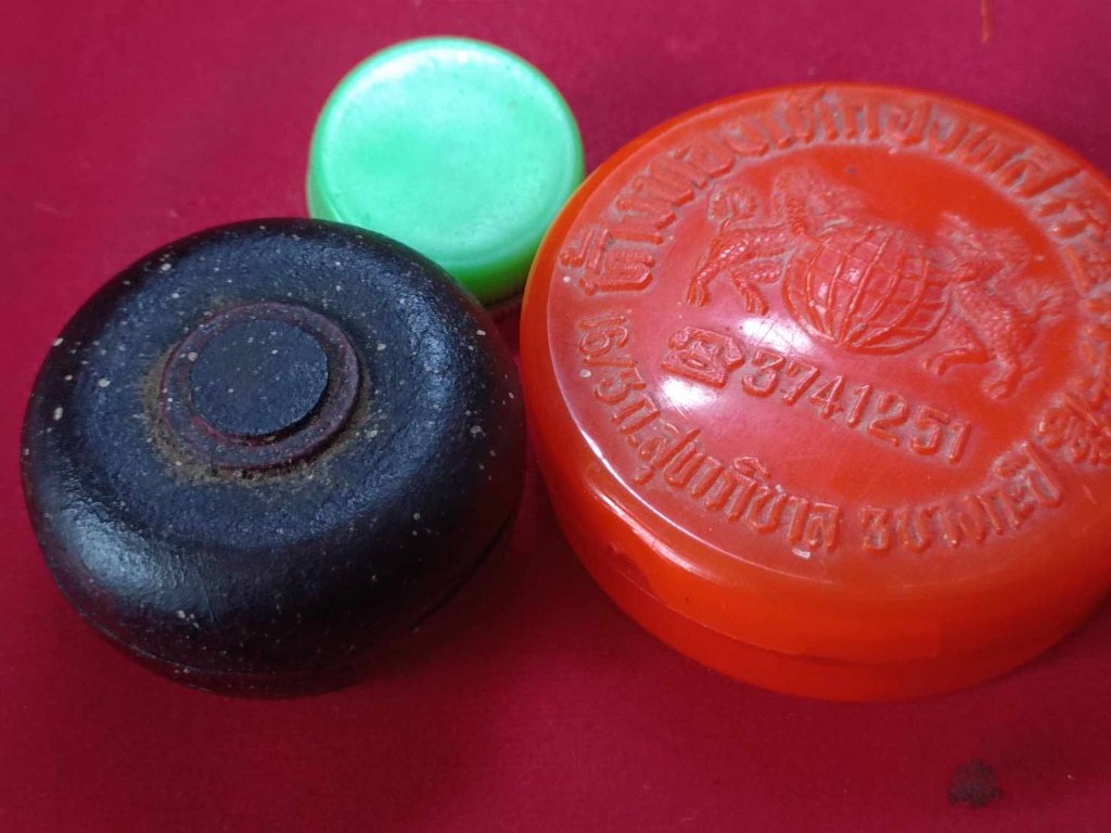 พระทันตธาตุ ครูบาดวงทิพย์์ วัดป่าแงะ อ.ป่าแดด จ.เชียงราย ได้มาจากคุณลุงสมหมาย อดีตตำรวจ อ.แม่สรวย จ.เชียงราย โดยได้มาจาก คุณลุงเจริญ อายุ 78 ปี เป็นลูกศิษย์ครูบาดวงทิพย์ และได้รับ พระทันตธาตุนี้มาเมื่อปี 2555 และได้ส่งมอบให้คุณลุงสมหมายเมื่อปี 2558