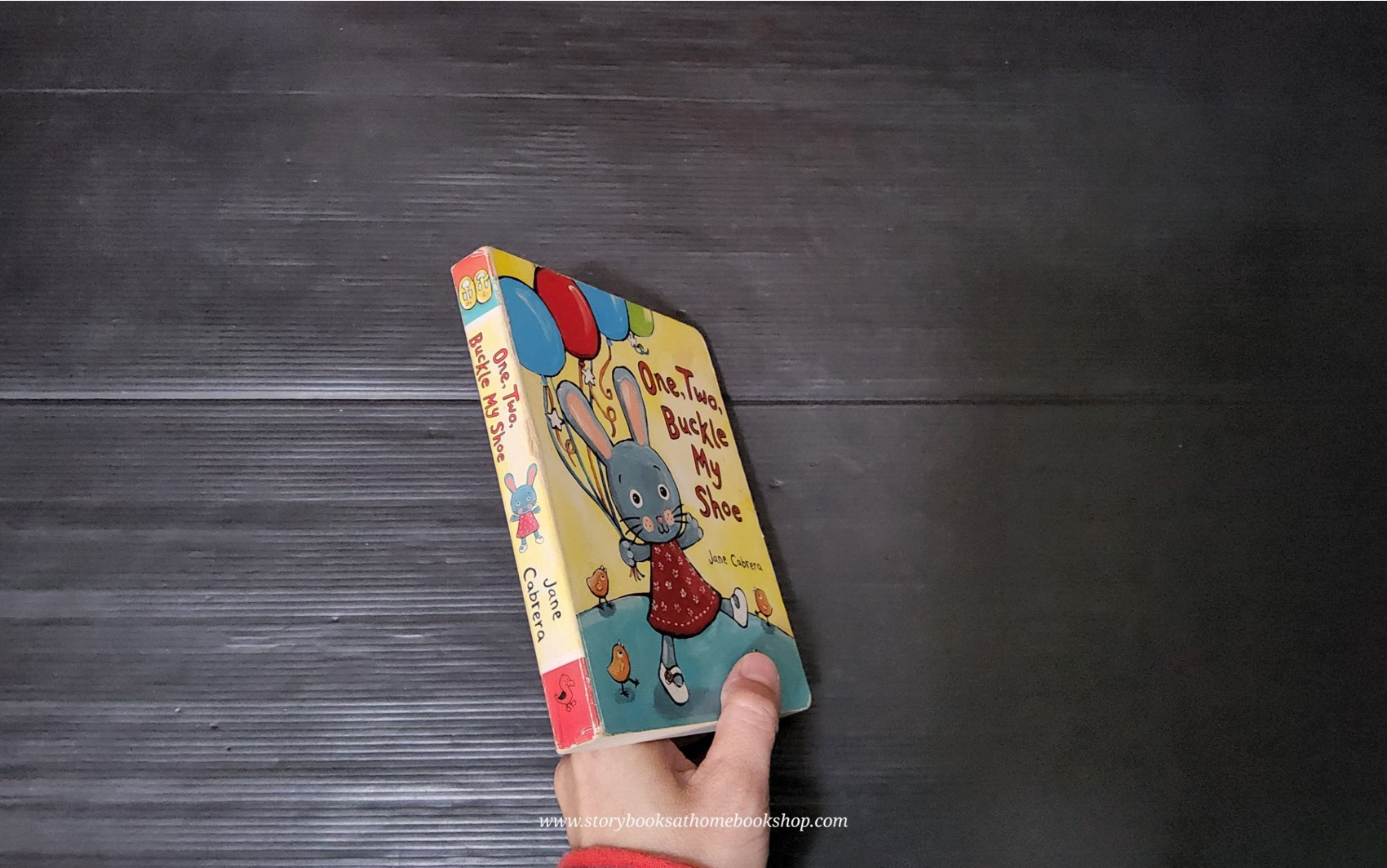 BOARD BOOK ** 🍅🍅ONE,TWO, BUCKLE MY SHOE BY JANE CABRERA