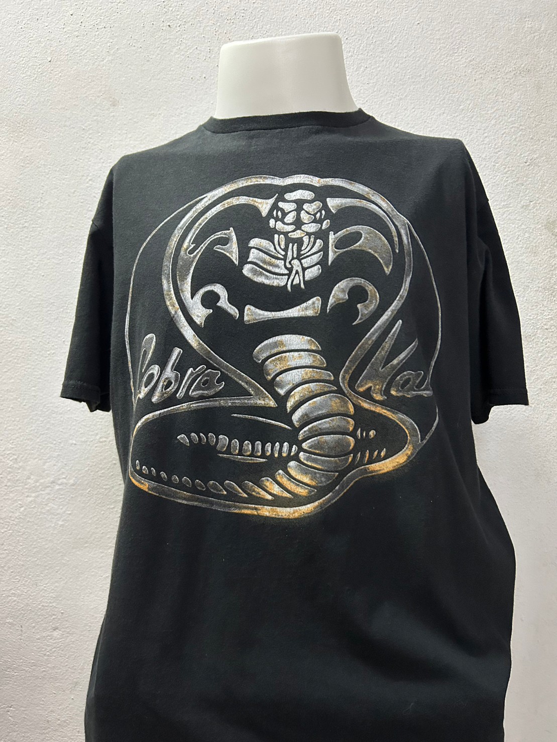 COBRA KAI สินค้ามีตำหนิ รูมดบริเวณคอ ป้ายปั๊มคอ COBRA KAI อก 22.5" ยาว 27" 100% Cotton Made In Honduras