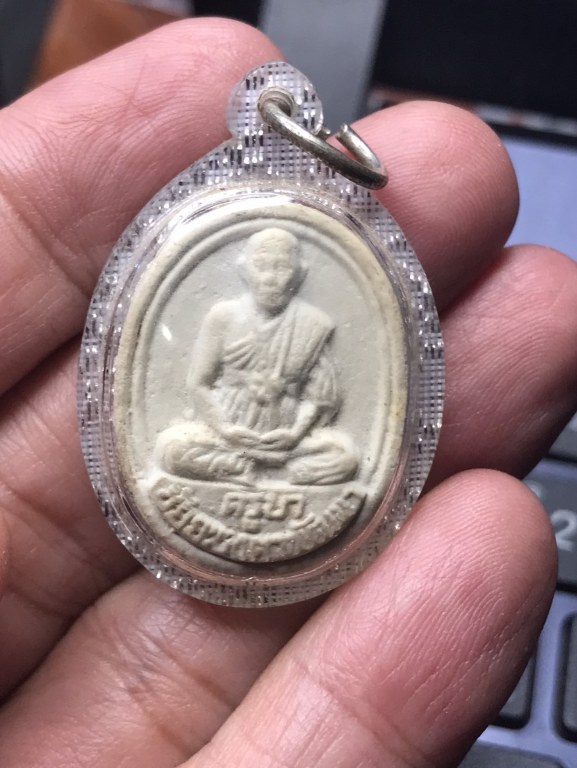 พระผงเมตตา 400 ชีวิต หลวงปู่ ครูบาชัยยะวงศา ด้านหลังเจิมน้ำหมาก