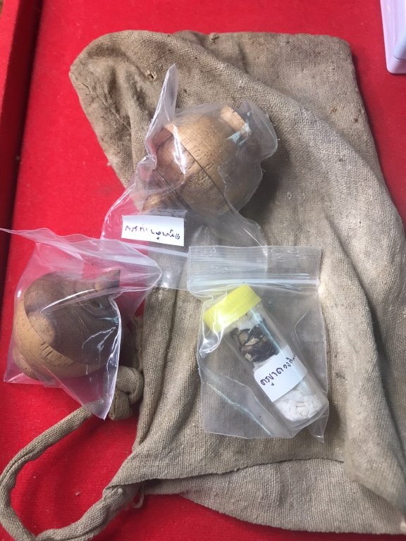 พระทันตธาตุครูบาเหมย วัดศรีดงเย็น อ.ไชยปราการ จ.เชียงใหม่ พระทันตธาตุองค์นี้ได้มาจากลุงวิทูรย์ อายุ 82 ปี อดีตเคยเป็นครูสอนโรงเรียนไชยปราการ คุณครูท่านเป็นลูกศิษย์ครูบาคำเหมย ตั้งแต่ปี 2525 ท่านได้รับจากมือครูบาเหมย เมื่อปี 2529