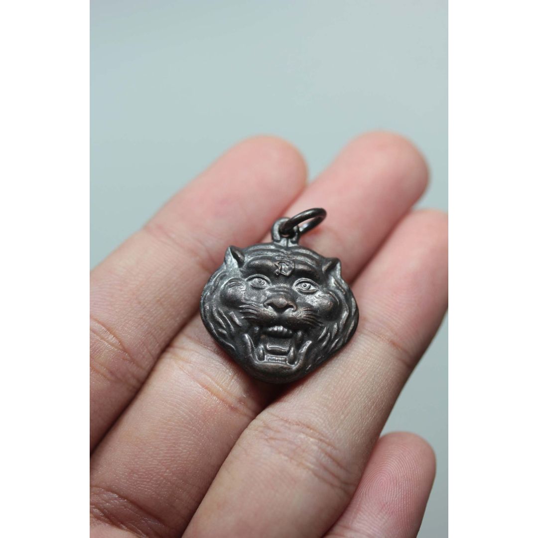 เหรียญหน้าเสือหลวงพ่อเปิ่น วัดบางพระ ที่ระลึกไหว้ครู ปี57 เนื้อทองแดง (นิยม)