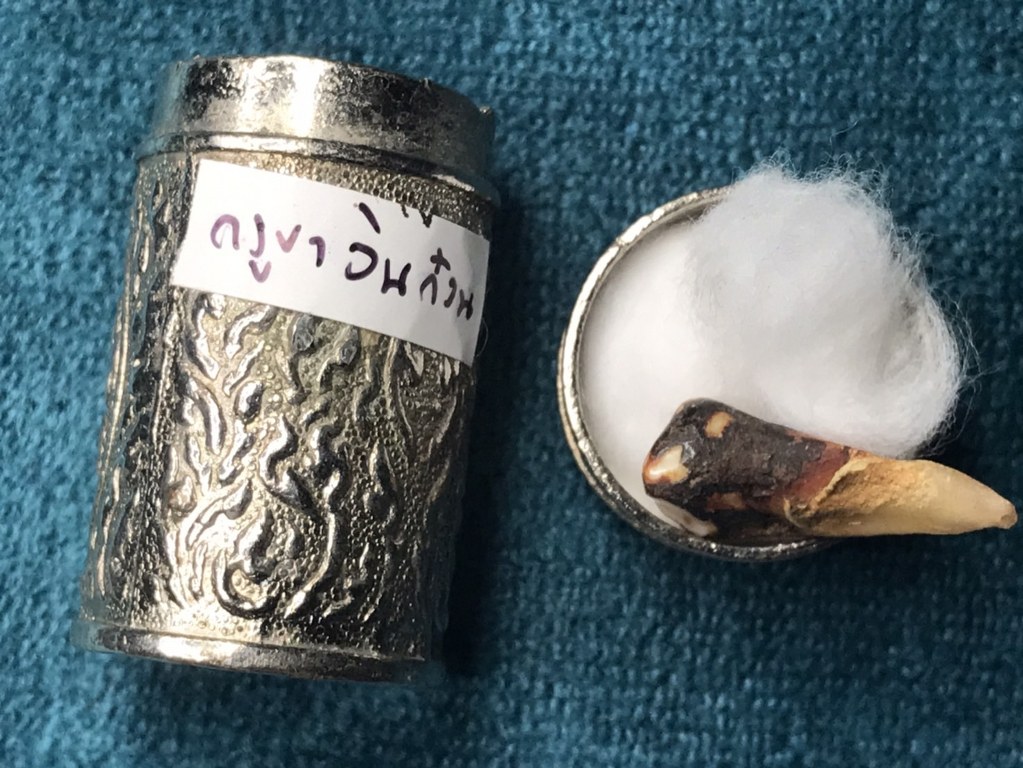 พระทันตธาตุ ครูบาอินก๋วน วัดสอบป๊าด จ.ลำปาง ได้มาจากพ่ออุดม ปัจจุบันอายุ 68 ปี ยังมีชีวิตอยู่ (บันทึก พ.ศ.2567) มีอาชีพขายอุปกรณ์ไฟฟ้าใน อ.เมือง จ,ลำปาง พ่ออุดมเคยรับใช้ครูบาอินก๋วน ระหว่างปี 2549-2557 พระทันตธาตุองค์นี้พ่ออุดมได้รับมาเมื่อ ปี 2554