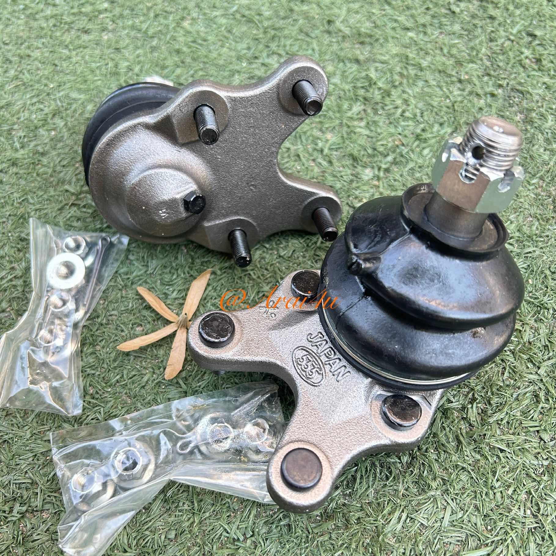 555 ลูกหมากปีกนกบน TOYOTA HIACE LH50 LH60 (คู่ 2ตัว)(SB2481) ญี่ปุ่นแท้MADE IN JAPAN